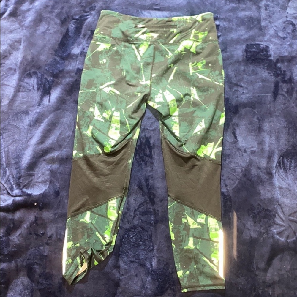 ‼️Beautiful Camo/Green Athletic Capri - Picture 4 of 6